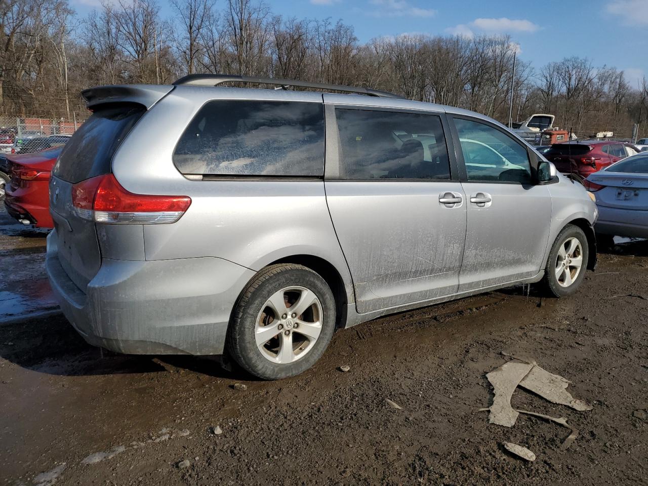 2011 Toyota Sienna VIN 5TDKK3DCXBS008874 Copart auction photo, front end damage thumbnail 3