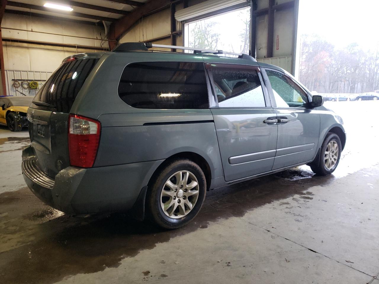 2007 KIA Sedona VIN KNDMB233576162999 Copart auction photo, burn - engine damage thumbnail 3