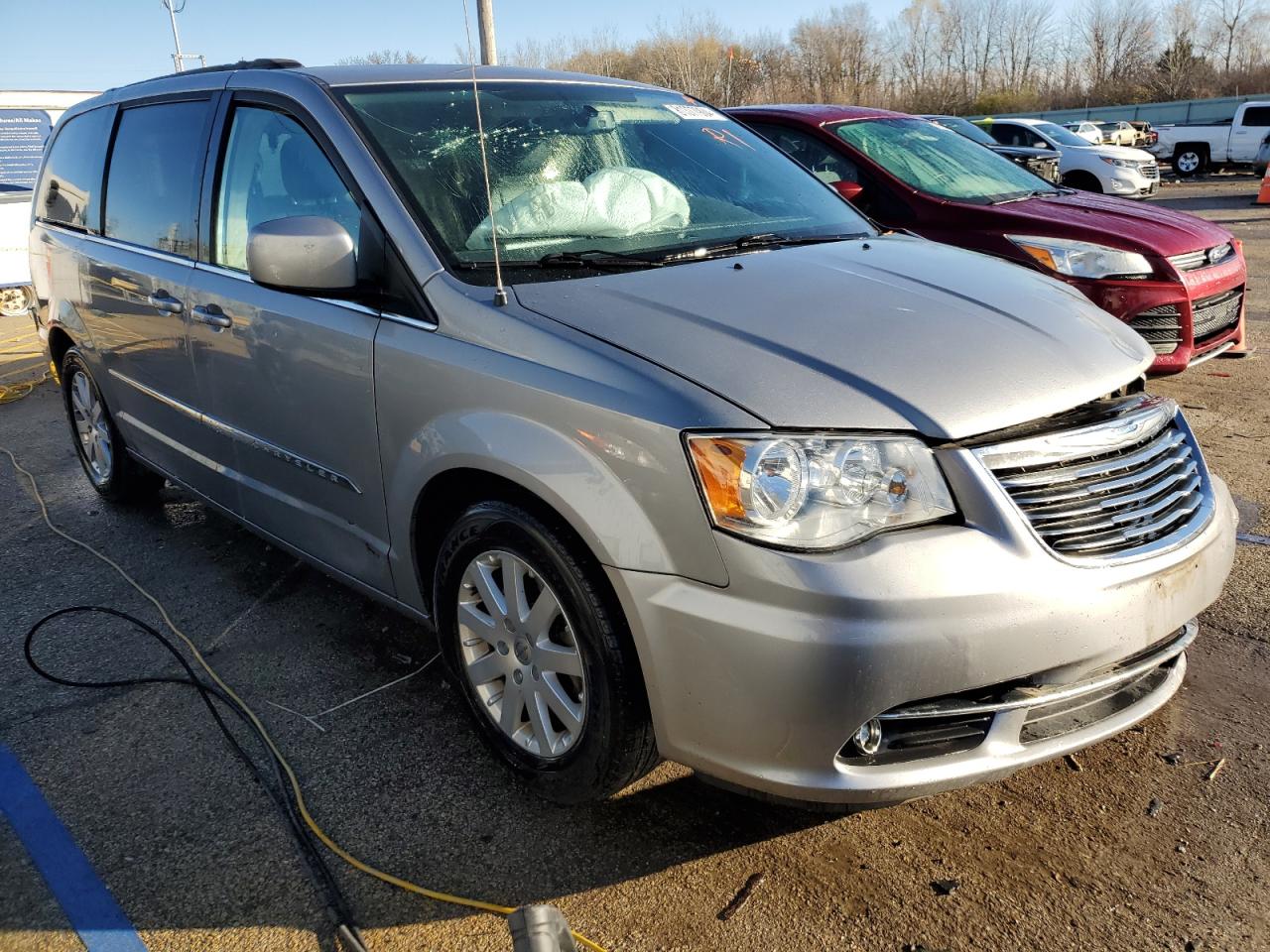2015 Chrysler Town & Country VIN 2C4RC1BG1FR551583 Copart auction photo, front end / minor dent/scratches damage thumbnail 4