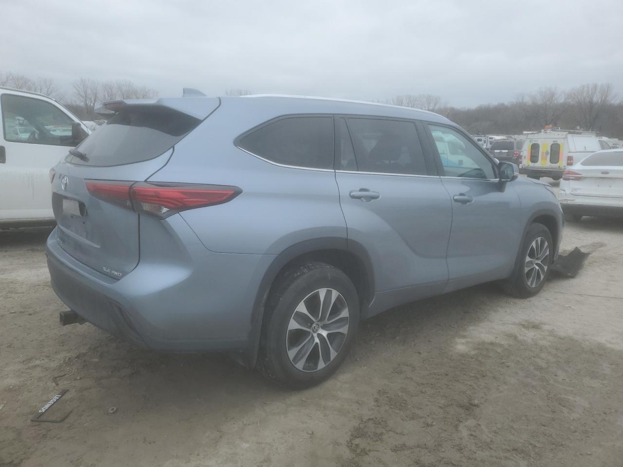 2020 Toyota Highlander VIN 5TDGZRBHXLS045606 Copart auction photo, undercarriage damage thumbnail 3
