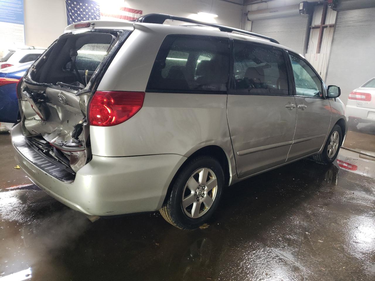 2010 Toyota Sienna VIN 5TDKK4CC5AS322566 Copart auction photo, front end / minor dent/scratches damage thumbnail 3