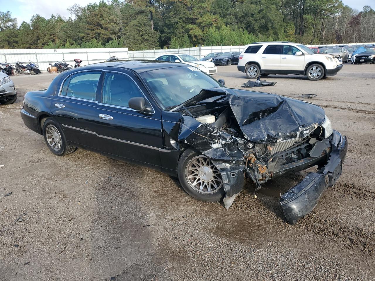 2001 Lincoln Town Car VIN 1LNHM82W81Y734097 Copart auction photo, front end / side damage thumbnail 4