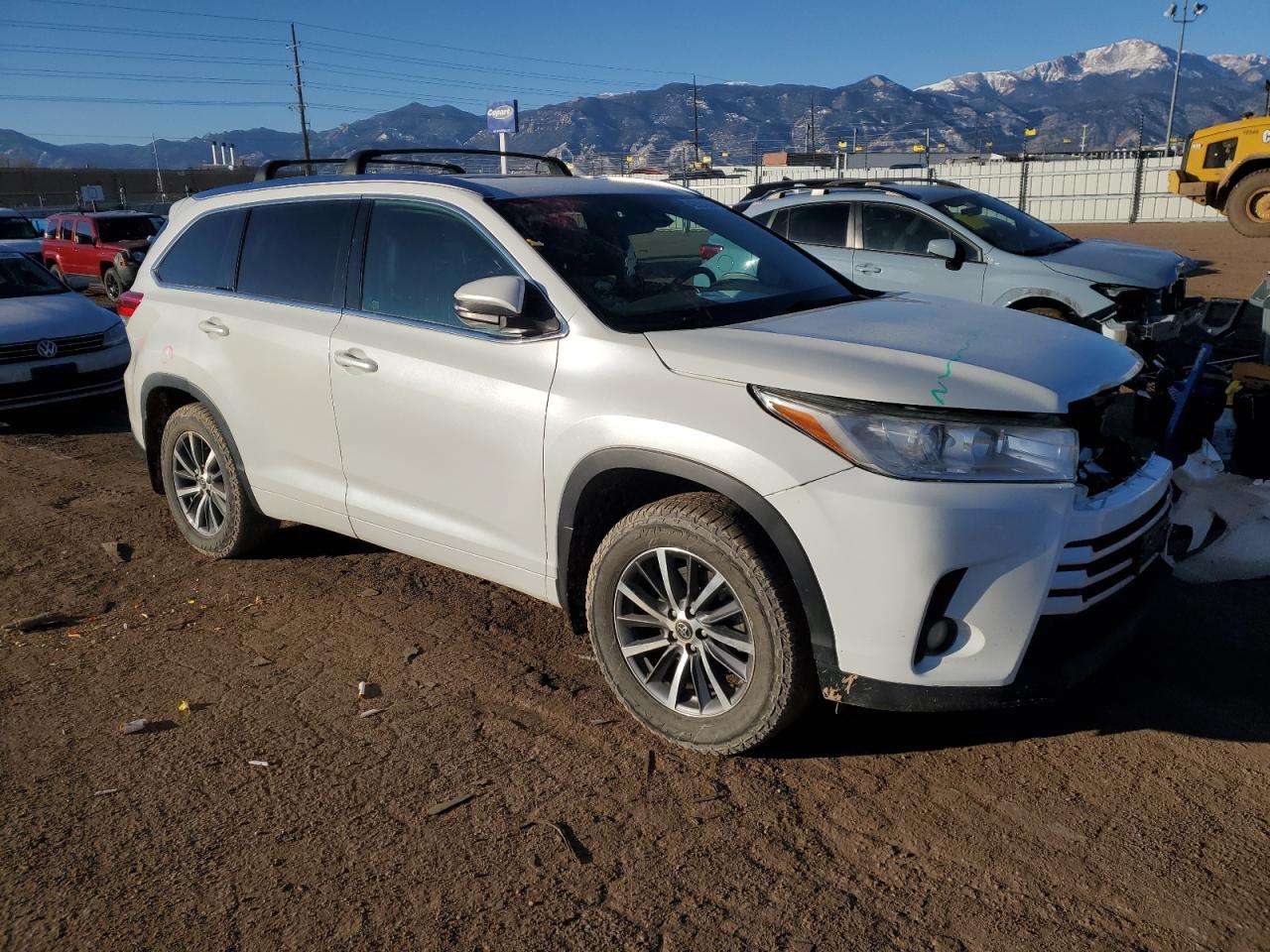 2017 Toyota Highlander VIN 5TDJZRFH8HS420884 Copart auction photo, front end damage thumbnail 4