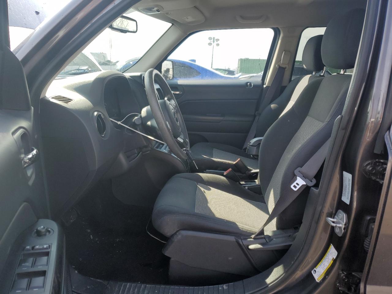 2016 Jeep Liberty (Patriot) VIN 1C4NJRBB5GD572951 Copart auction photo, front end / minor dent/scratches damage thumbnail 7