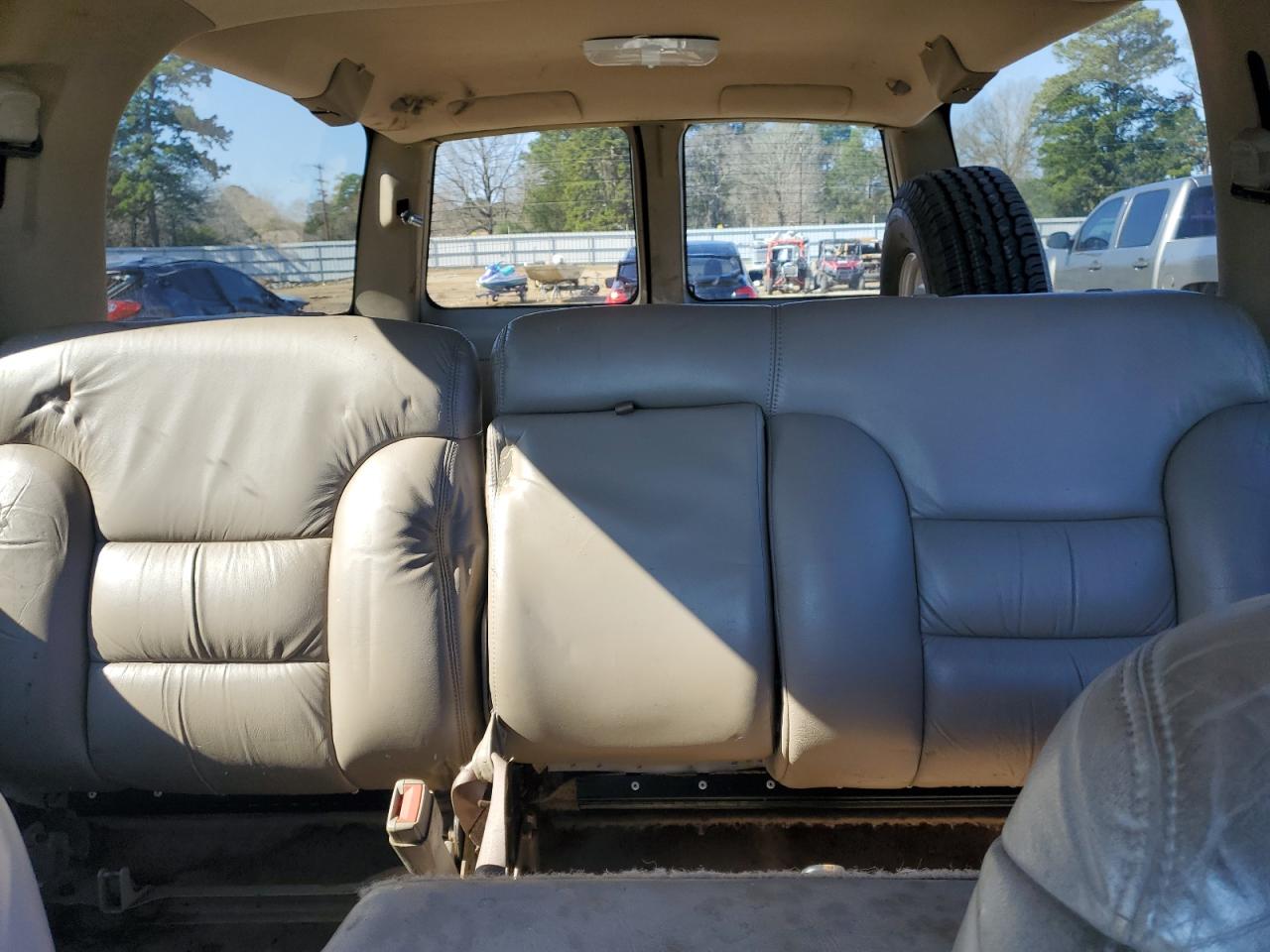 1999 Chevrolet Suburban VIN 1GNFK16R9XJ364493 Copart auction photo, front end / mechanical damage thumbnail 10