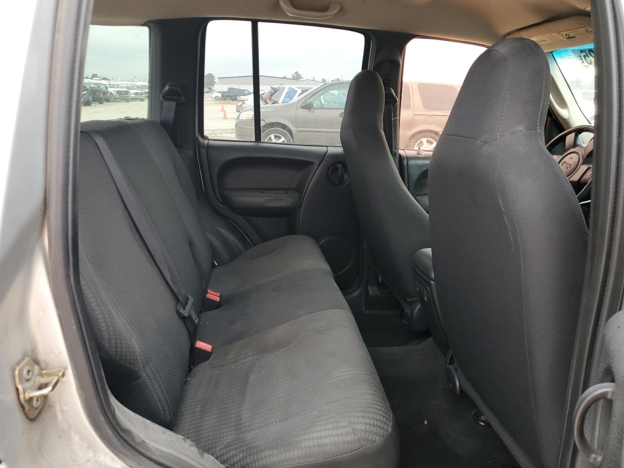 2004 Jeep Liberty (North America) VIN 1J4GL48K24W220403 Copart auction photo, rear end / minor dent/scratches damage thumbnail 10