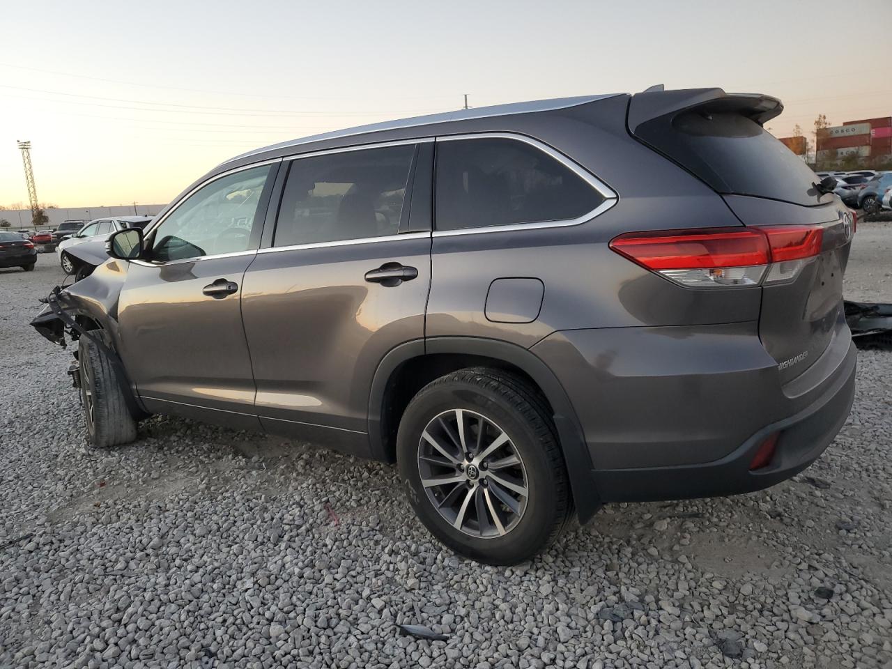 2018 Toyota Highlander VIN 5TDJZRFH4JS825890 Copart auction photo, front end damage thumbnail 2