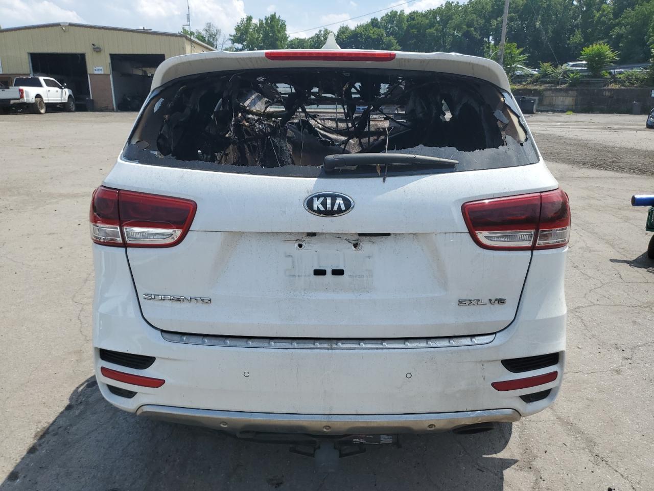 2017 KIA Sorento VIN 5XYPKDA58HG318089 Copart auction photo, burn damage thumbnail 6