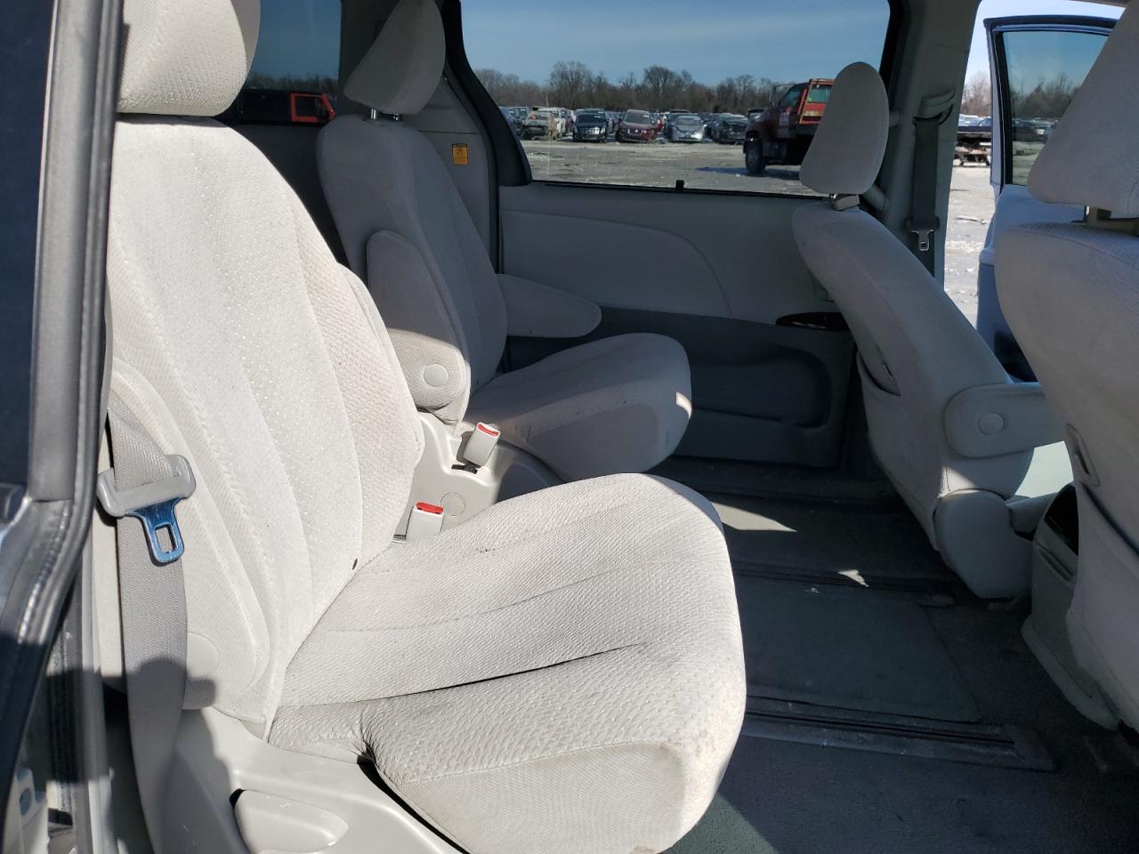 2011 Toyota Sienna VIN 5TDJK3DC1BS009584 Copart auction photo, front end / minor dent/scratches damage thumbnail 11