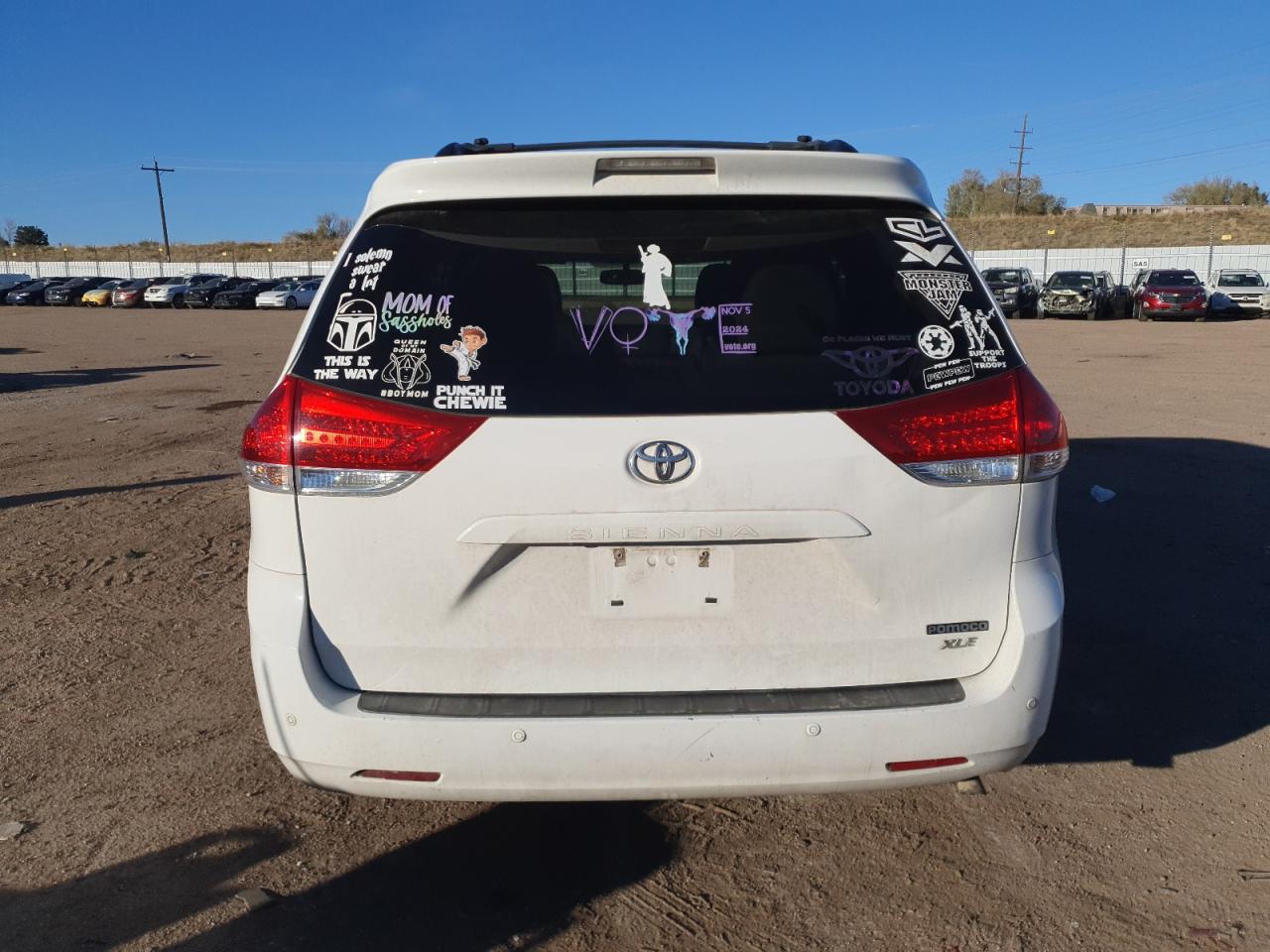 2013 Toyota Sienna VIN 5TDYK3DCXDS398405 Copart auction photo, minor dent/scratches damage thumbnail 6