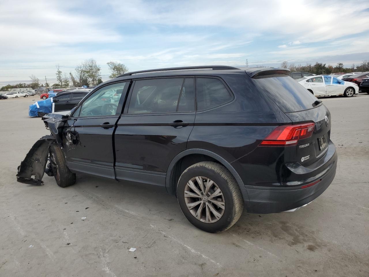 2018 Volkswagen Tiguan VIN 3VV1B7AX1JM013553 Copart auction photo, front end / side damage thumbnail 2