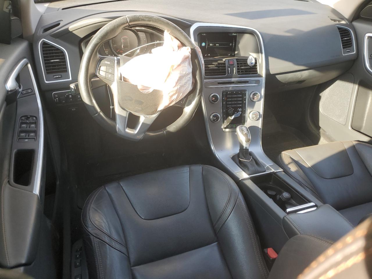 2017 Volvo XC60 VIN YV440MRR8H2021458 Copart auction photo, front end / minor dent/scratches damage thumbnail 8