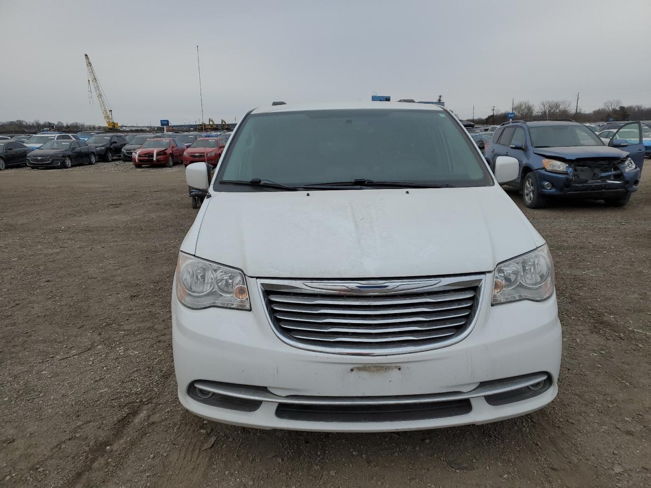 2015 Chrysler Town & Country VIN 2C4RC1BG2FR716945 Copart auction photo, minor dent/scratches damage thumbnail 5
