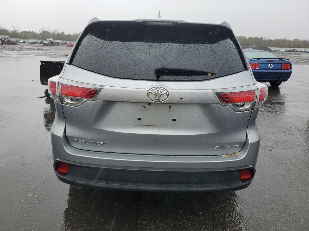2015 Toyota Highlander VIN 5TDJKRFH6FS201407 Copart auction photo, side damage thumbnail 6