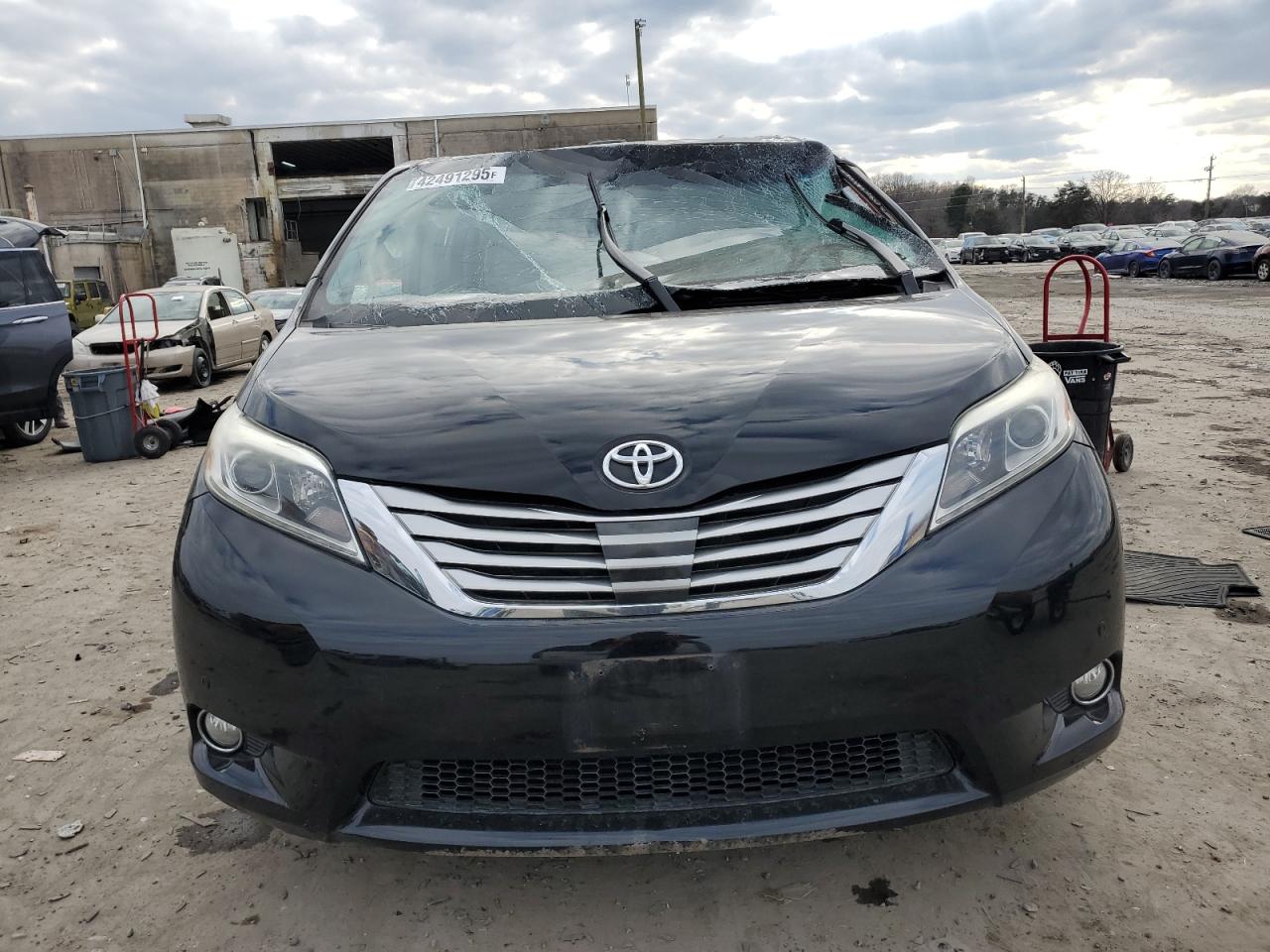 2017 Toyota Sienna VIN 5TDYZ3DC9HS879800 Copart auction photo, side damage thumbnail 5