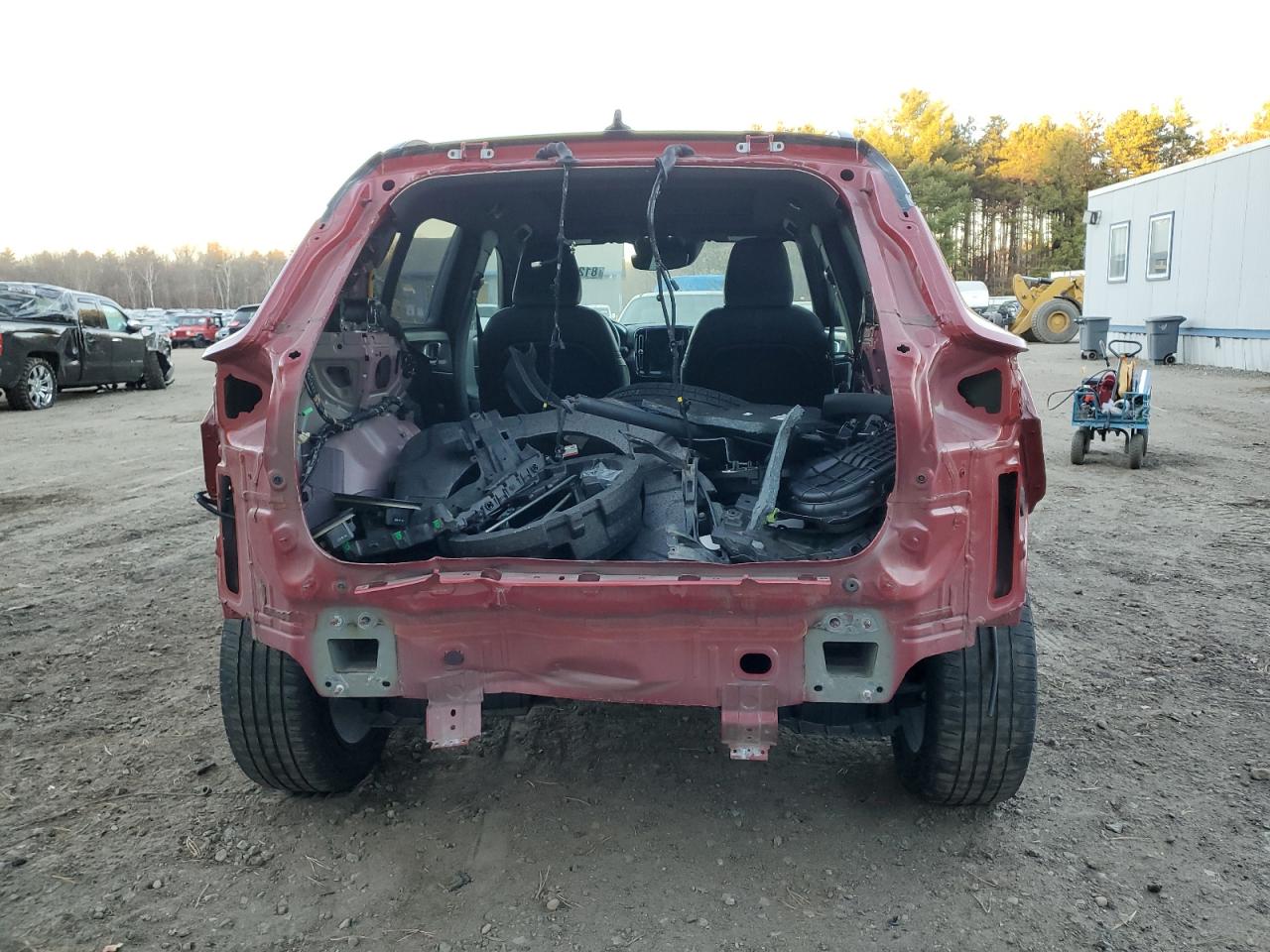 2019 Volvo XC40 VIN YV4162UM0K2057685 Copart auction photo, rear end / minor dent/scratches damage thumbnail 6