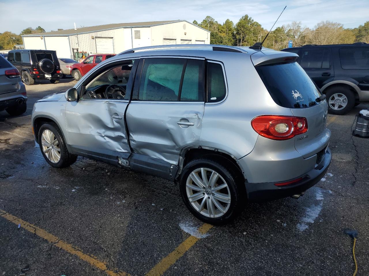 2010 Volkswagen Tiguan VIN WVGBV7AX5AW514144 Copart auction photo, side damage thumbnail 2