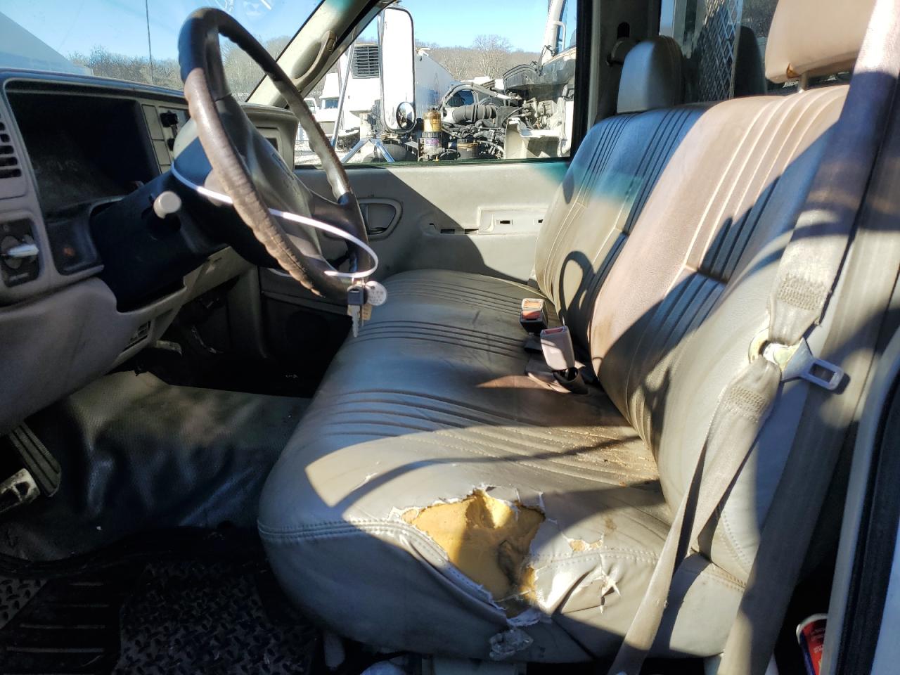 1998 Chevrolet GMT-400 VIN 1GBKC34F5WF057465 Copart auction photo, burn / mechanical damage thumbnail 7