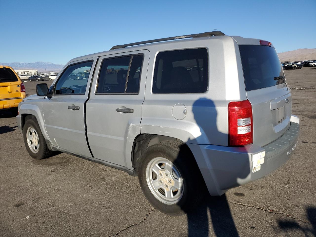 2008 Jeep Liberty (Patriot) VIN 1J8FT28W38D520633 Copart auction photo, minor dent/scratches damage thumbnail 2