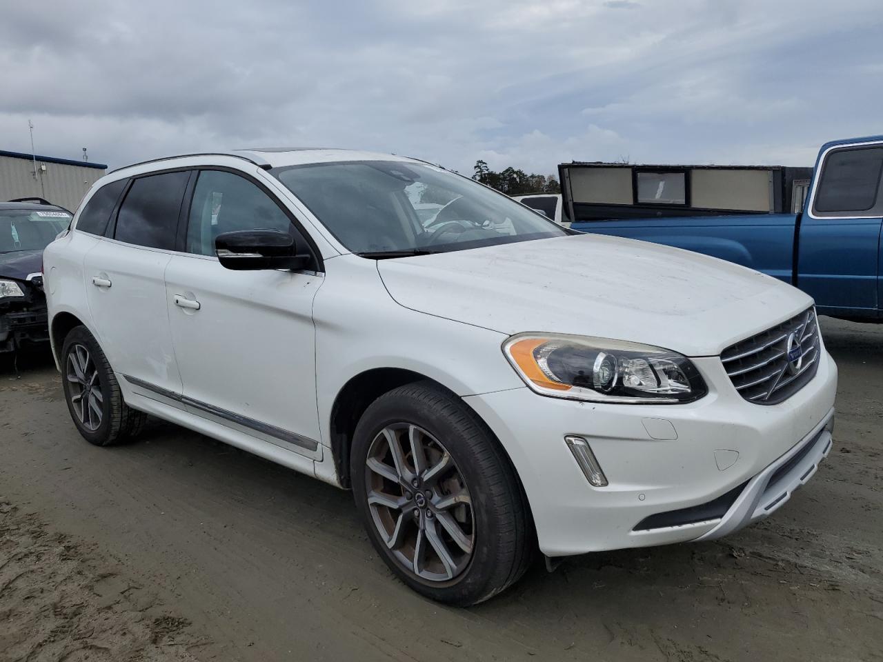 2017 Volvo XC60 VIN YV449MRR1H2043257 Copart auction photo, top/roof / minor dent/scratches damage thumbnail 4