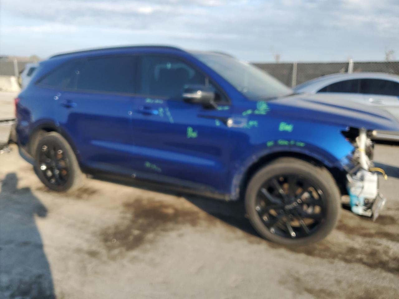 2021 KIA Sorento VIN 5XYRK4LF7MG039788 Copart auction photo, front end / side damage thumbnail 4