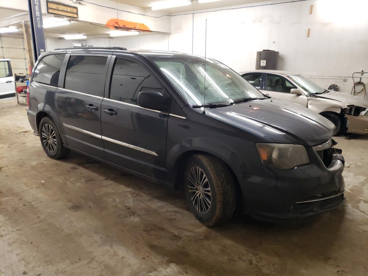 2014 Chrysler Town & Country VIN 2C4RC1HG4ER238789 Copart auction photo, front end damage thumbnail 4