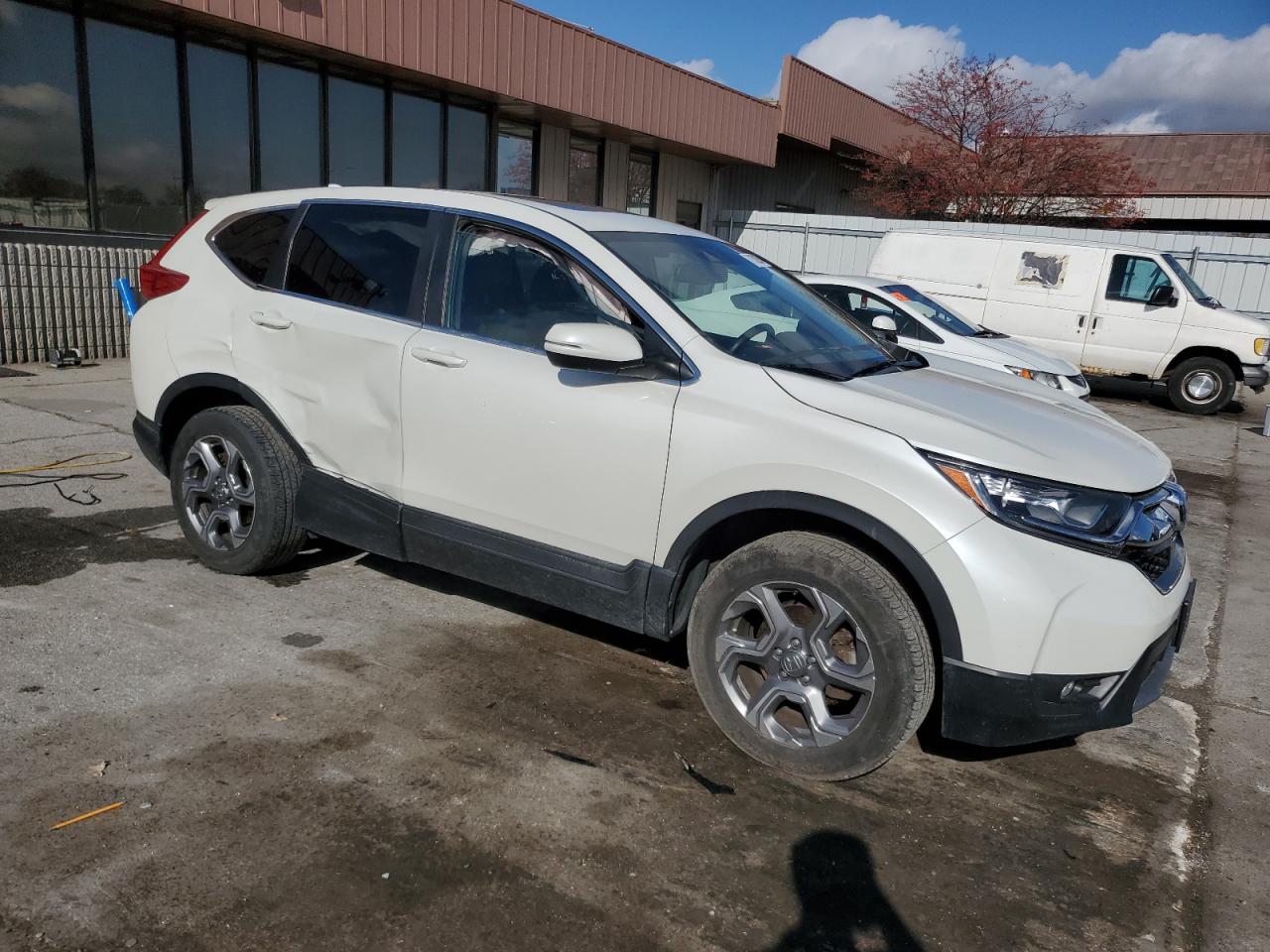2018 Honda CR-V VIN 2HKRW2H86JH615295 Copart auction photo, side / rear end damage thumbnail 4