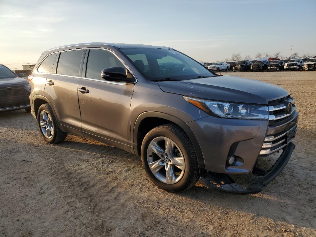 2018 Toyota Highlander VIN 5TDYZRFH7JS274806 Copart auction photo, front end damage thumbnail 4