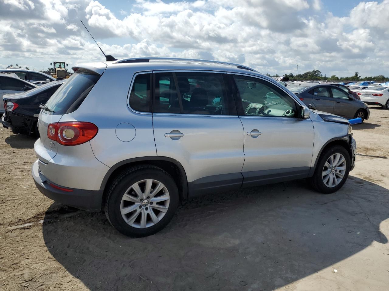 2009 Volkswagen Tiguan VIN WVGBV75NX9W536435 Copart auction photo, front end damage thumbnail 3