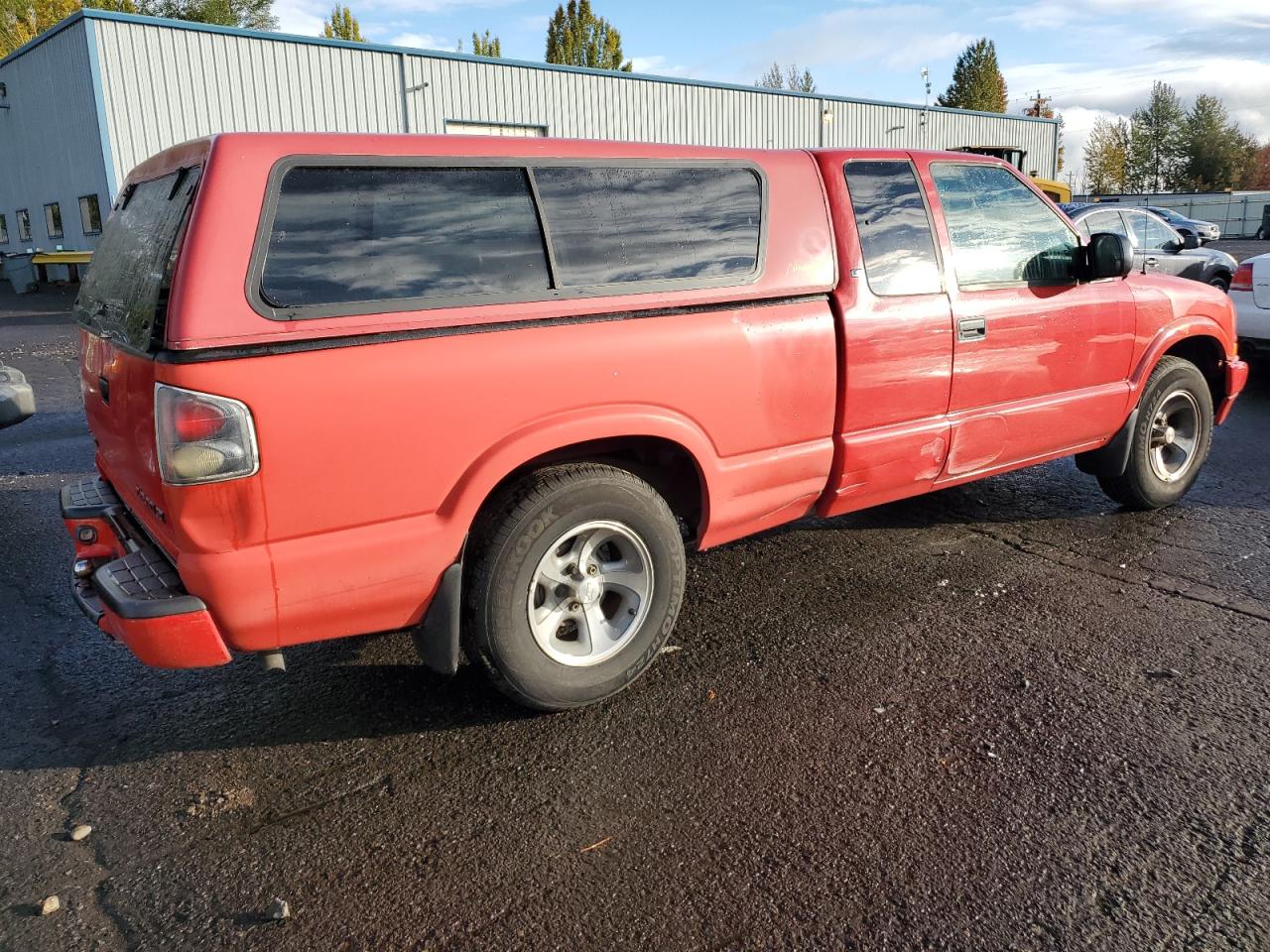 2000 Chevrolet S-10 Pickup VIN 1GCCS1955Y8312985 Copart auction photo, side / front end damage thumbnail 3