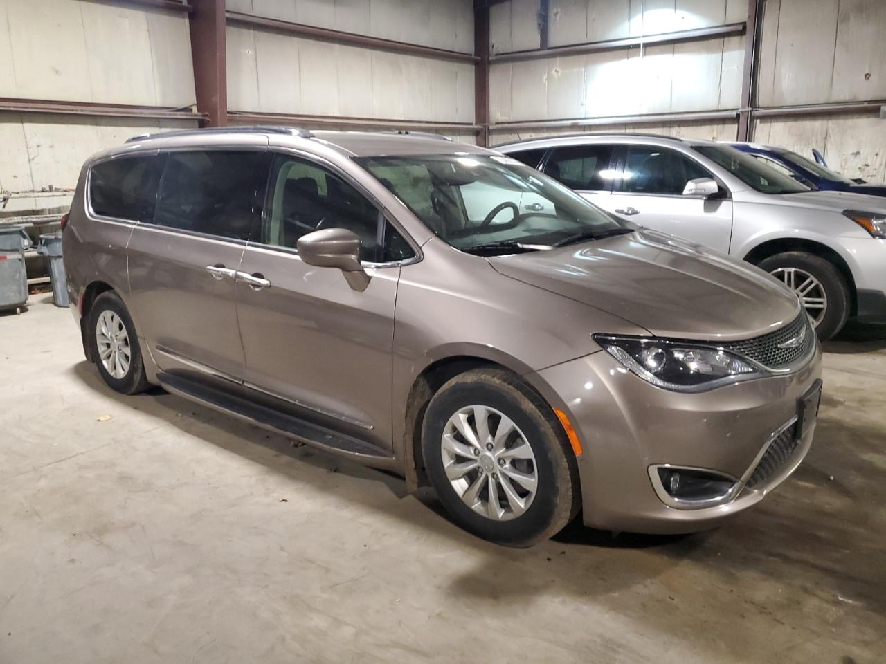 2018 Chrysler Pacifica VIN 2C4RC1BG4JR101015 Copart auction photo, front end / minor dent/scratches damage thumbnail 4