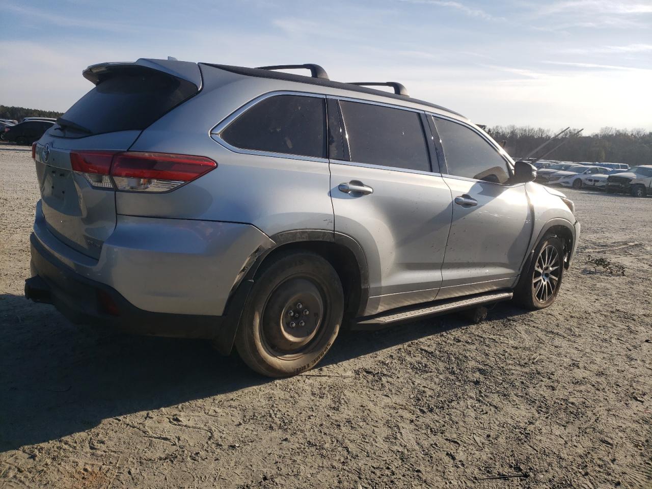 2018 Toyota Highlander VIN 5TDJZRFH5JS898251 Copart auction photo, rear end / front end damage thumbnail 3