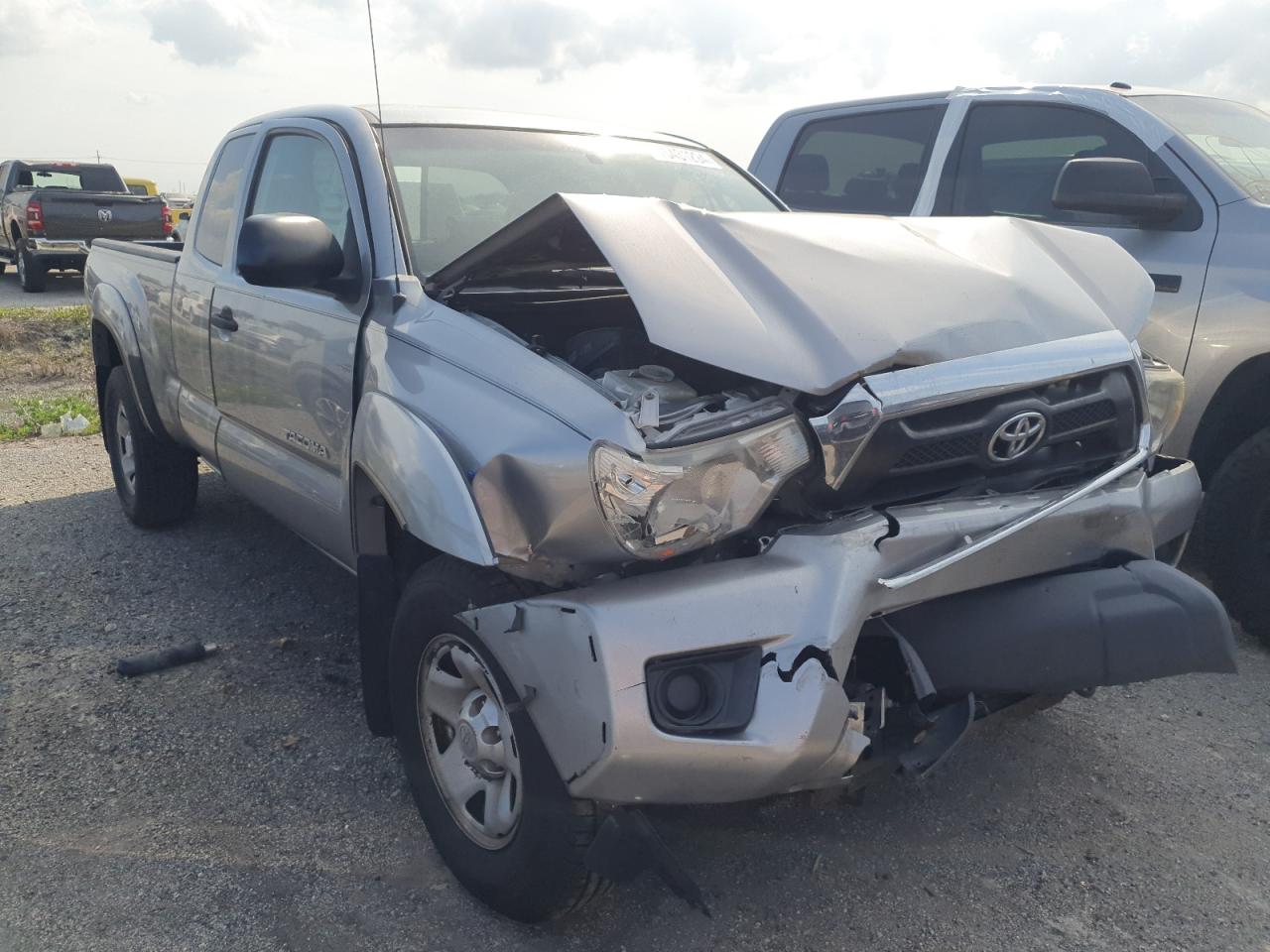 2015 Toyota Tacoma VIN 5TFTX4GN5FX050717 Copart auction photo, front end / minor dent/scratches damage thumbnail 4