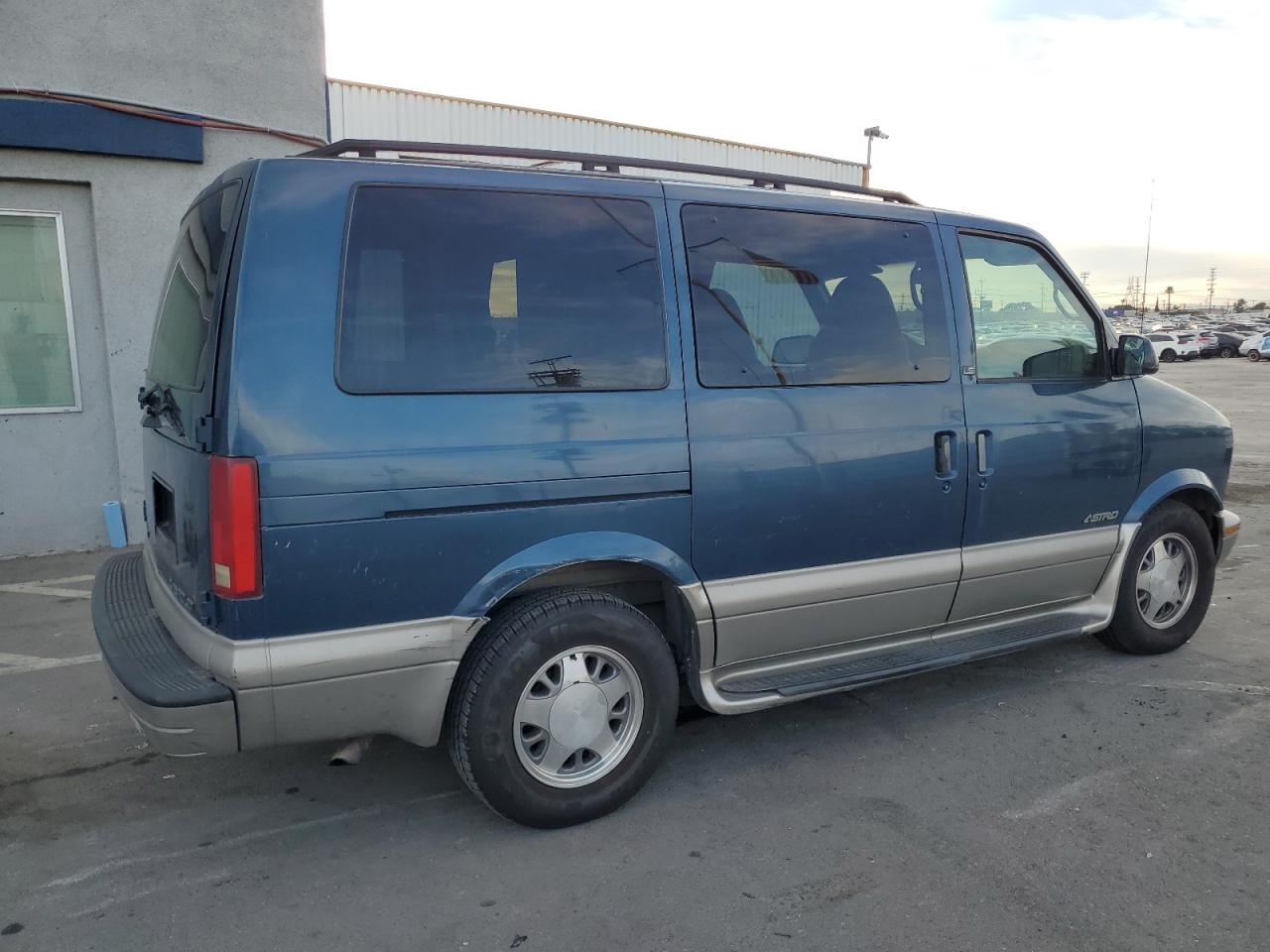 2002 Chevrolet Astro VIN 1GNDM19X22B145342 Copart auction photo, rear end damage thumbnail 3
