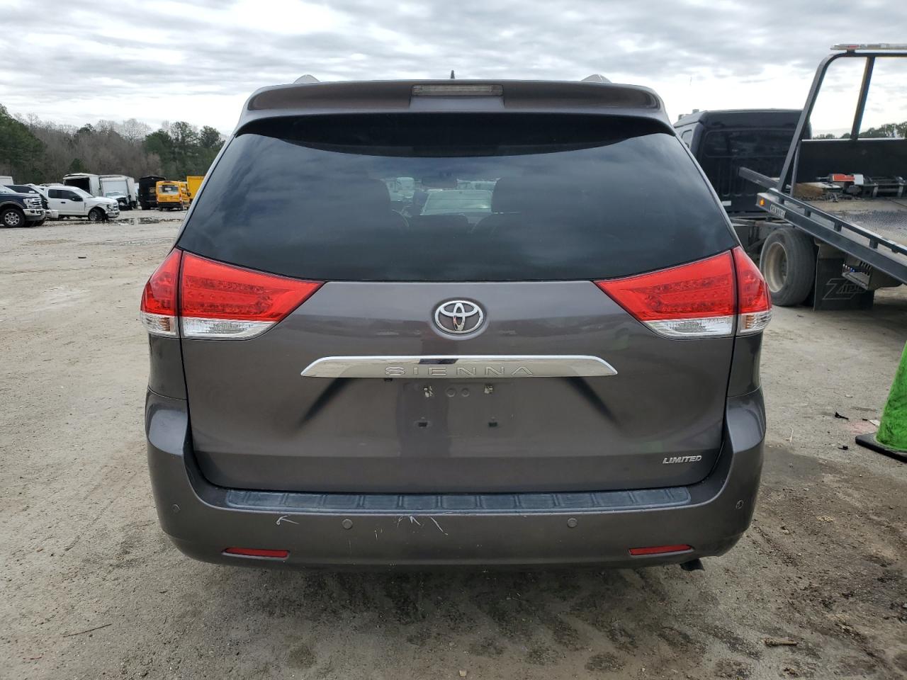 2011 Toyota Sienna VIN 5TDYK3DC4BS059412 Copart auction photo, front end / minor dent/scratches damage thumbnail 6
