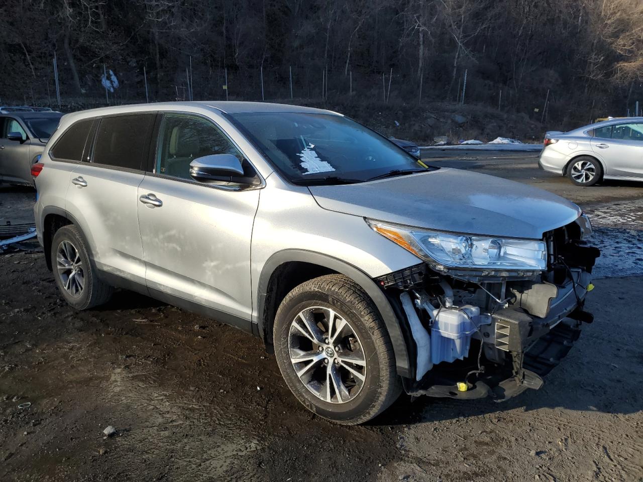 2019 Toyota Highlander VIN 5TDBZRFH4KS982826 Copart auction photo, front end / minor dent/scratches damage thumbnail 4
