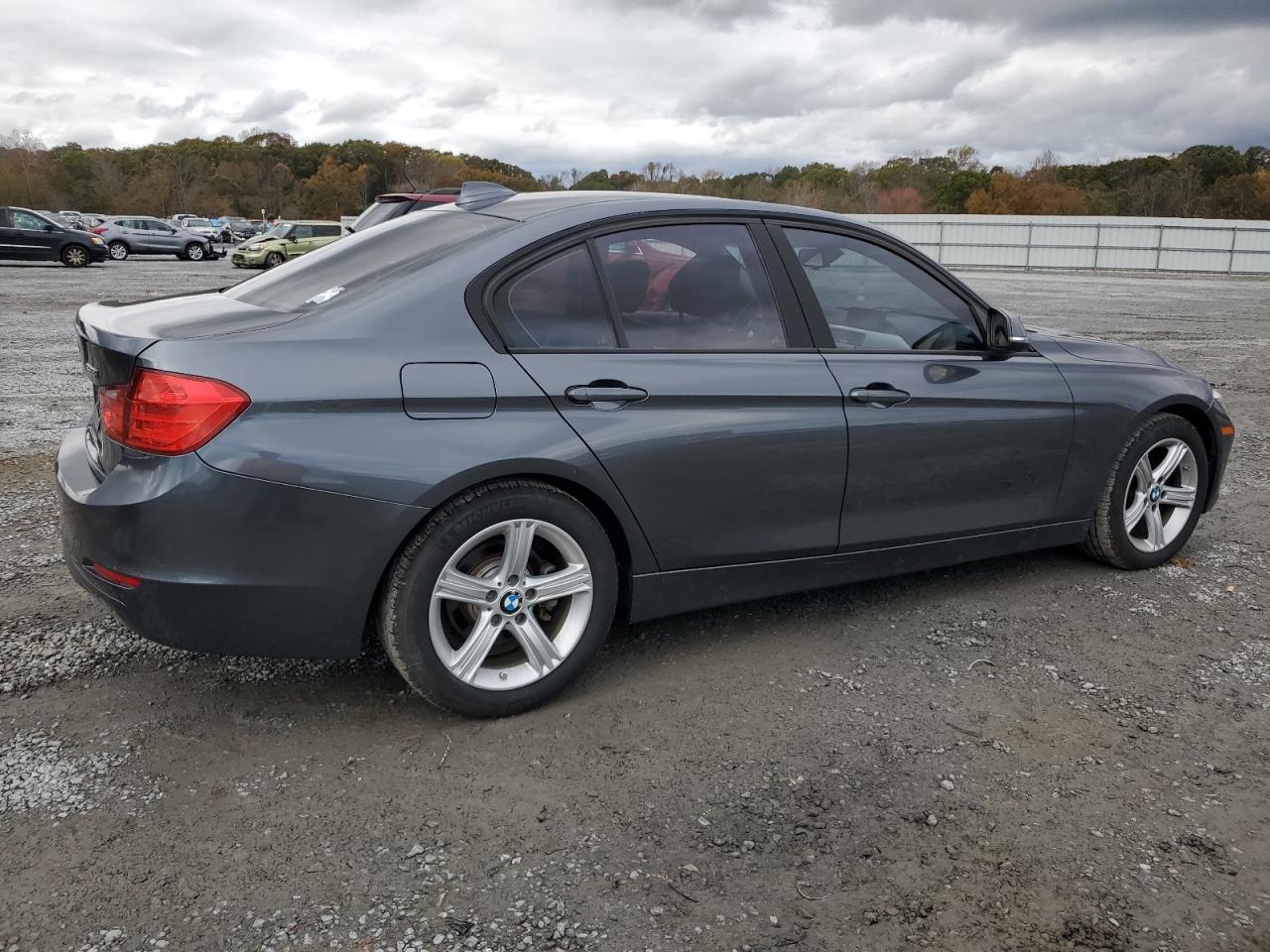 2013 BMW 3er VIN WBA3B3G52DNR81075 Copart auction photo, vandalism / minor dent/scratches damage thumbnail 3