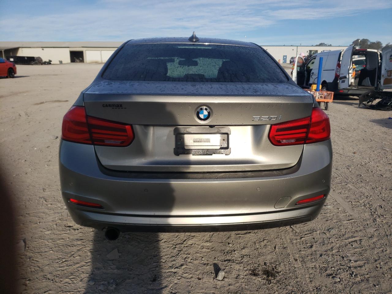 2017 BMW 3er VIN WBA8E1G58HNU12612 Copart auction photo, front end damage thumbnail 6