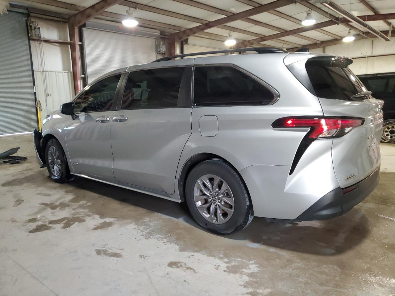 2021 Toyota Sienna VIN 5TDKRKEC0MS010043 Copart auction photo, front end / minor dent/scratches damage thumbnail 2