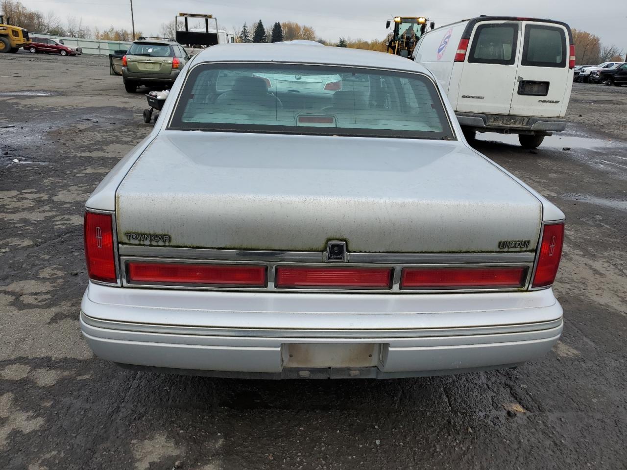 1997 Lincoln Town Car VIN 1LNLM82W2VY664726 Copart auction photo, front end damage thumbnail 6