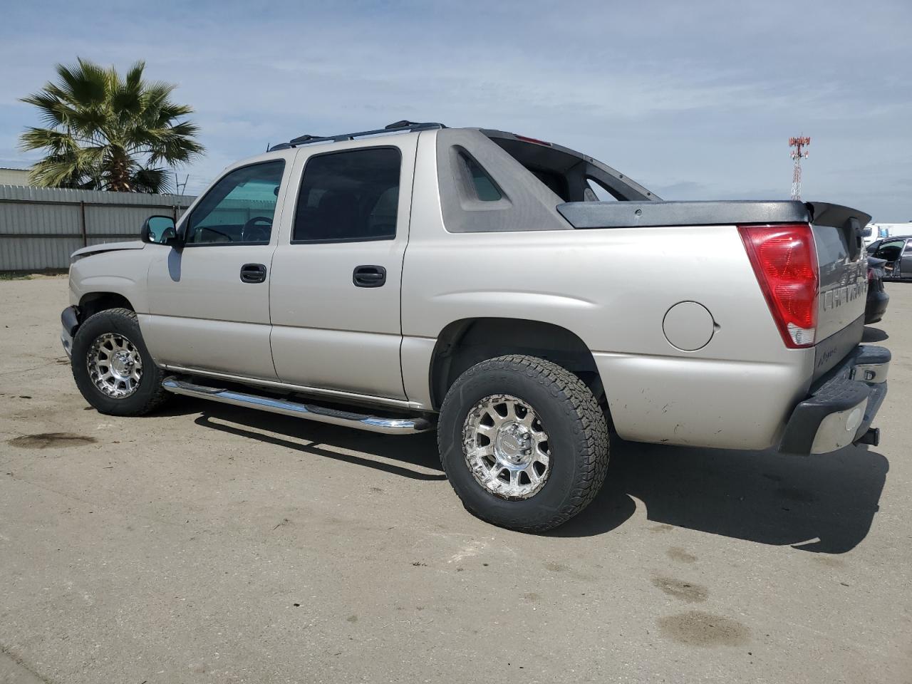 2005 Chevrolet Avalanche VIN 3GNEC12Z95G289047 Copart auction photo, front end / minor dent/scratches damage thumbnail 2