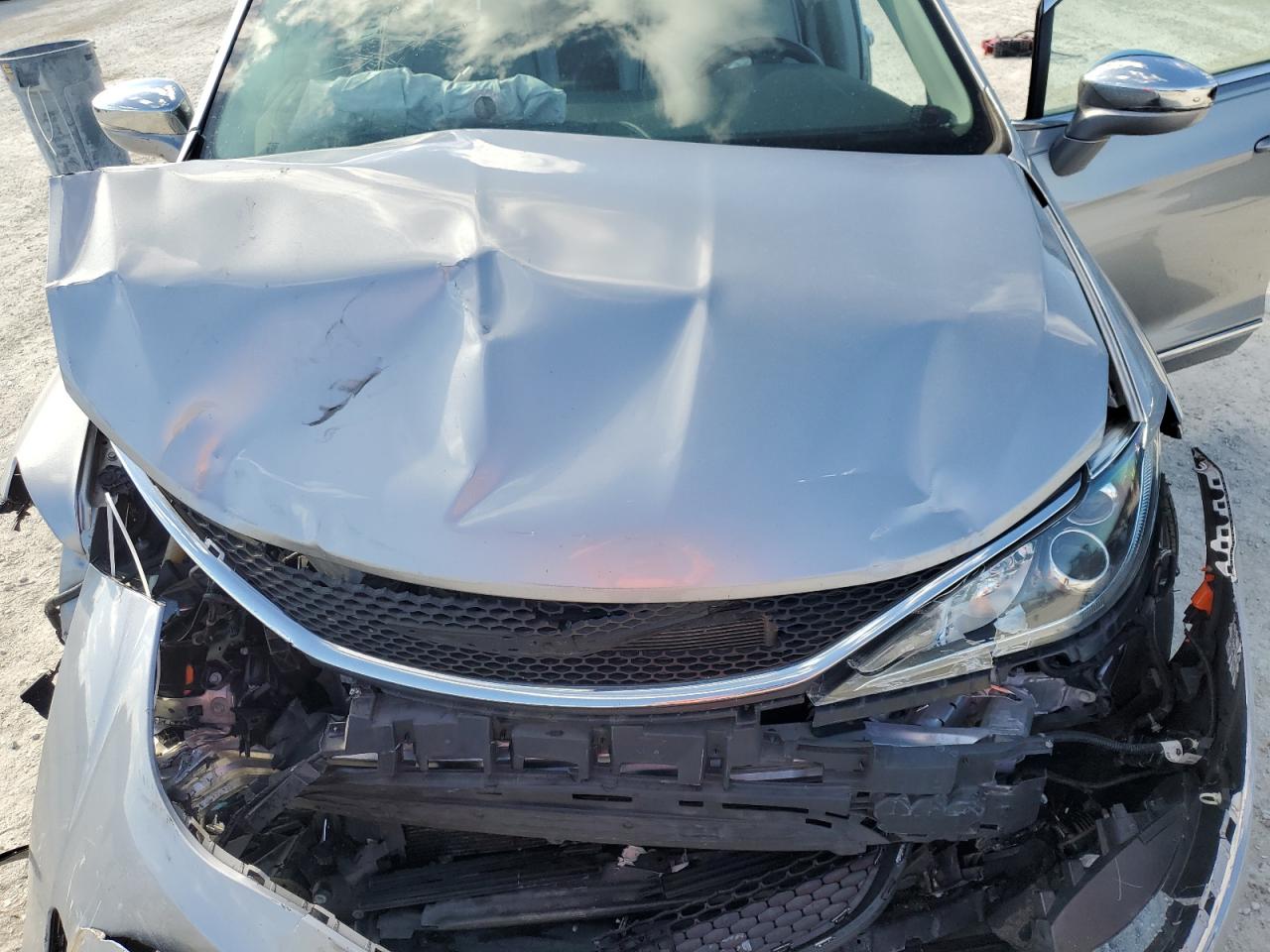 2020 Chrysler Pacifica VIN 2C4RC1GG7LR285992 Copart auction photo, front end damage thumbnail 13