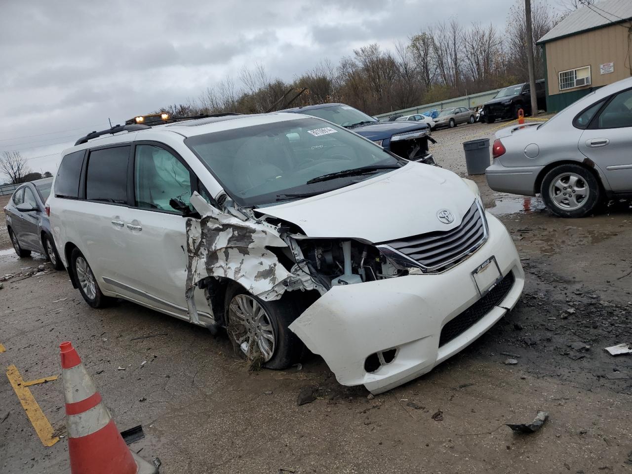 2015 Toyota Sienna VIN 5TDYK3DC6FS532037 Copart auction photo, front end damage thumbnail 4