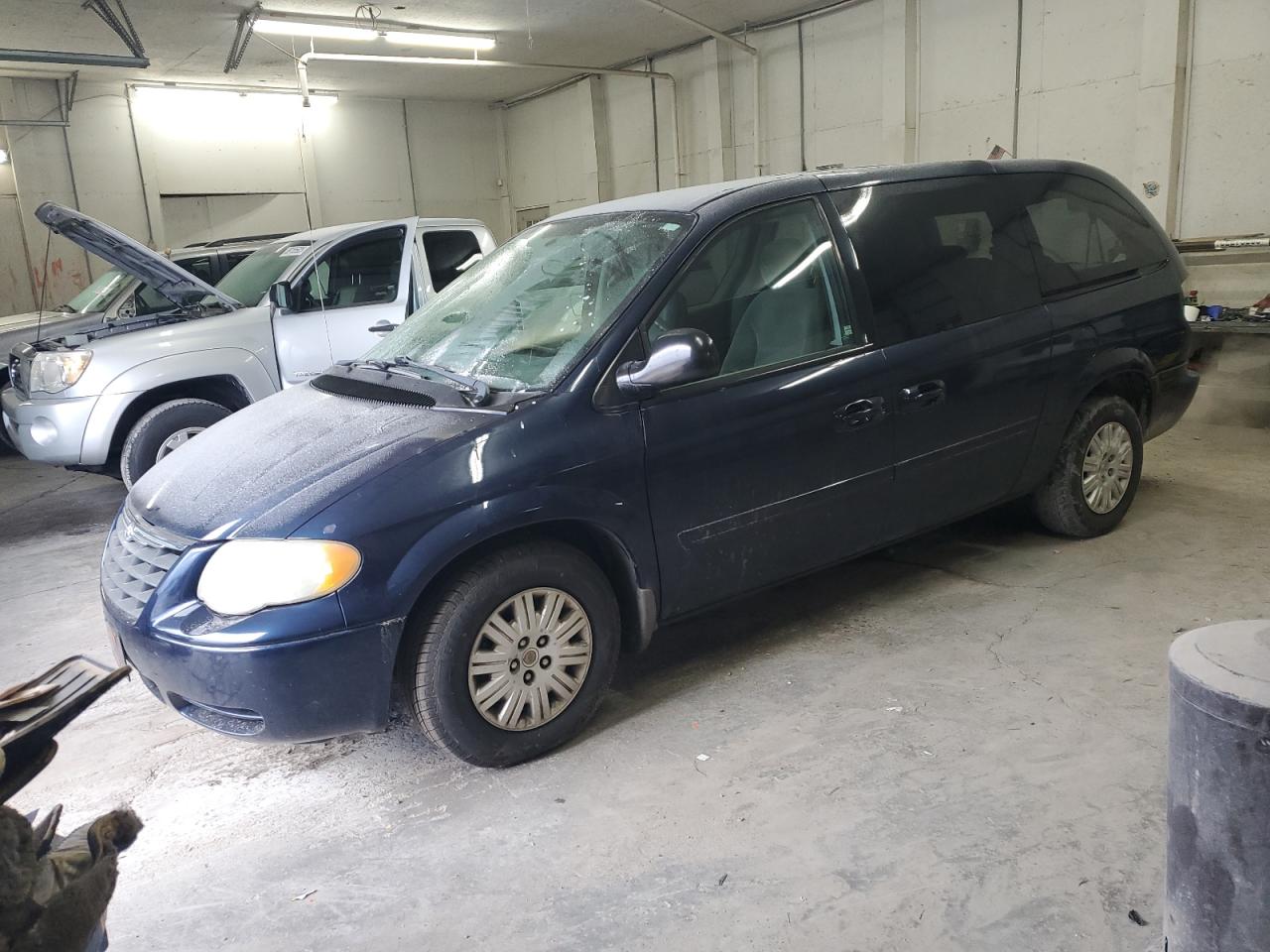 2005 Chrysler Town & Country VIN 2C4GP44R05R551813