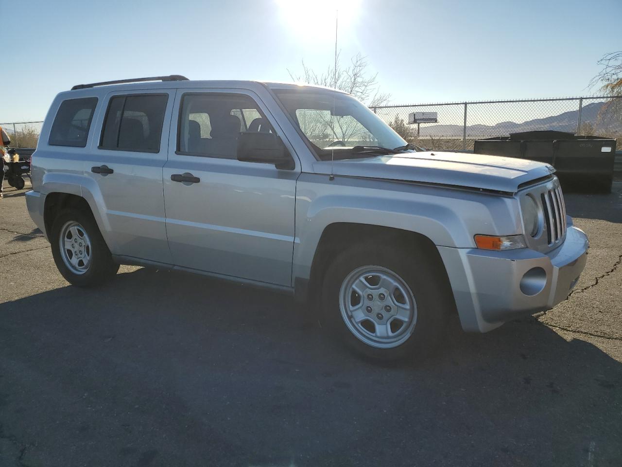 2008 Jeep Liberty (Patriot) VIN 1J8FT28W38D520633 Copart auction photo, minor dent/scratches damage thumbnail 4