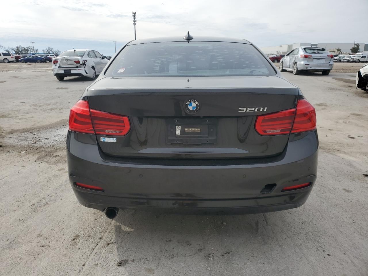 2016 BMW 3er VIN WBA8E1G57GNU10672 Copart auction photo, front end damage thumbnail 6