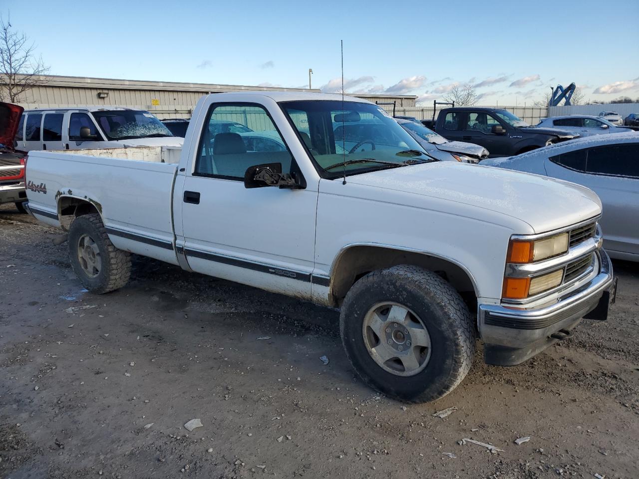 1998 Chevrolet GMT-400 VIN 1GCEK14R3WZ142071 Copart auction photo, normal wear damage thumbnail 4