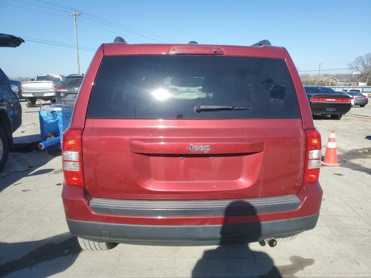 2016 Jeep Liberty (Patriot) VIN 1C4NJPBA0GD633621 Copart auction photo, front end / minor dent/scratches damage thumbnail 6