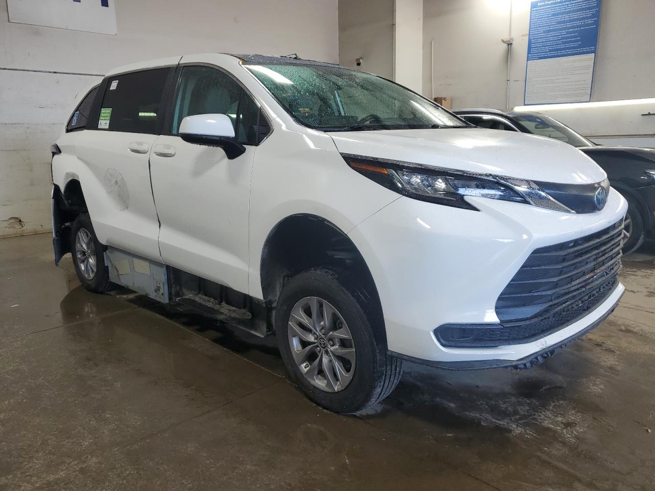 2022 Toyota Sienna VIN 5TDKRKEC8NS096302 Copart auction photo, all over damage thumbnail 4