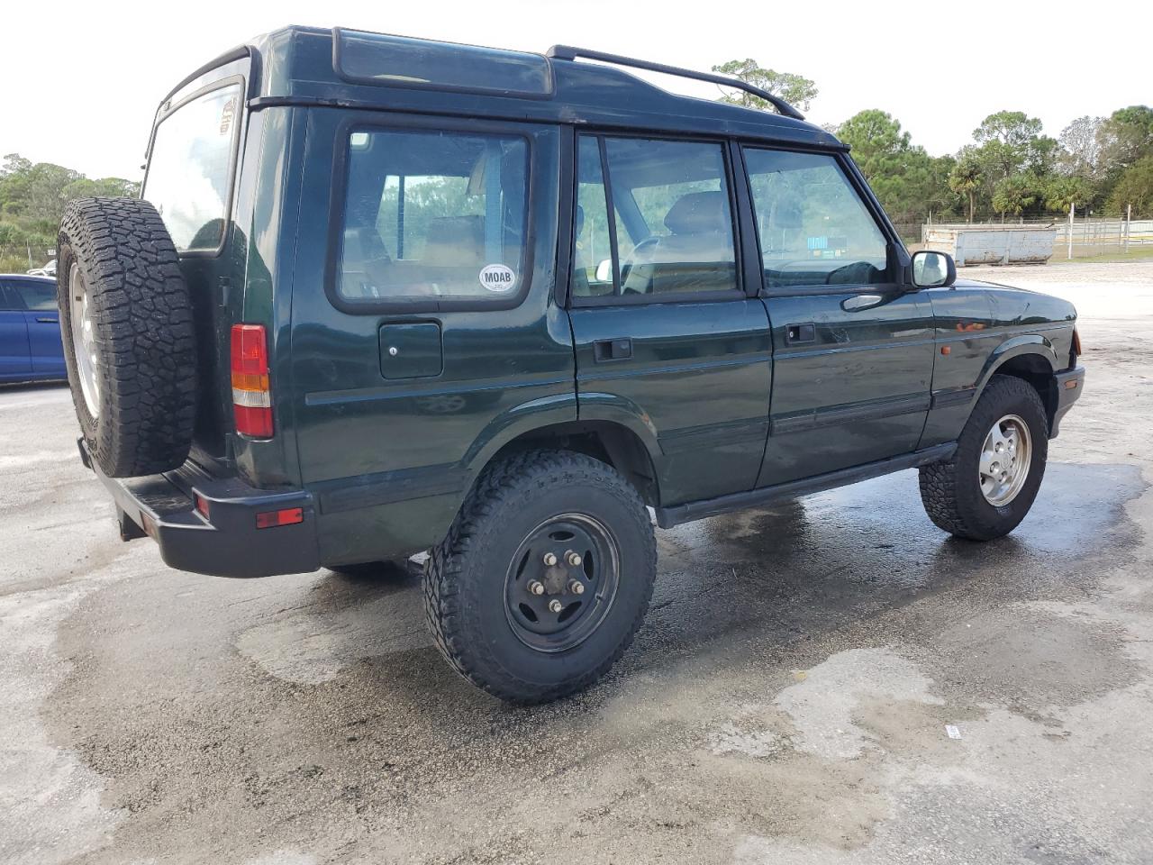 1996 Land Rover Discovery VIN SALJY1243TA518081 Copart auction photo, front end / minor dent/scratches damage thumbnail 3